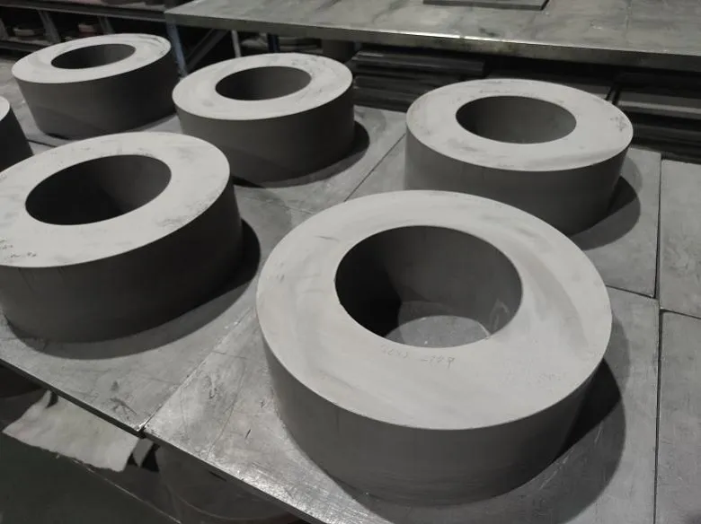 วงแหวนม้วนซีเมนต์คาร์ไบด์ที่ทนทานต่อการสึกหรอเป็นพิเศษช่วยป้องกันรอยขีดข่วนบนพื้นผิวบนแท่งเสริมได้อย่างไร